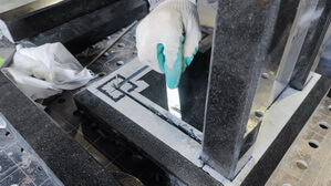 Заполняем места посадки стекол